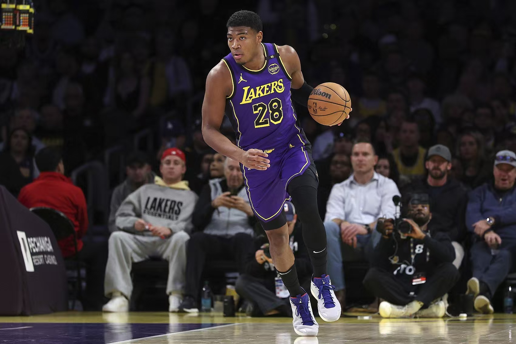 湖人替补球员表现亮眼:团队实力得到全面体现 湖人替补球员表现亮眼:团队实力得到全面体现