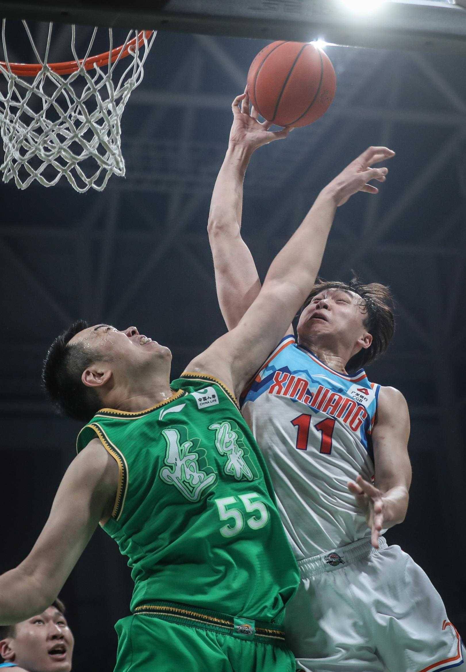 激烈对抗!篮球赛场上的精彩瞬间的简单介绍 激烈对抗!篮球赛场上的精彩瞬间的简单介绍