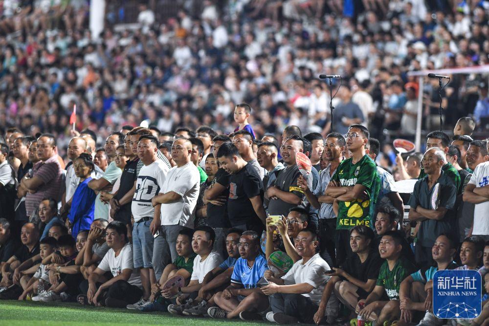 精彩比赛瞬间被球迷拍摄成视频,广泛传播 精彩比赛瞬间被球迷拍摄成视频,广泛传播