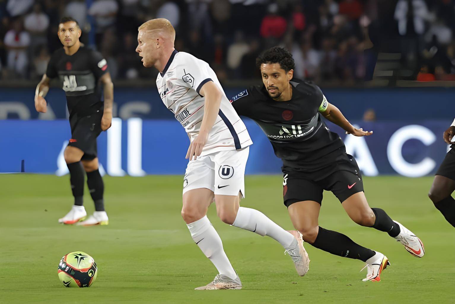 半岛体育教练-门兴格拉德巴赫队遭遇失利，面临着积分榜下滑的压力的简单介绍