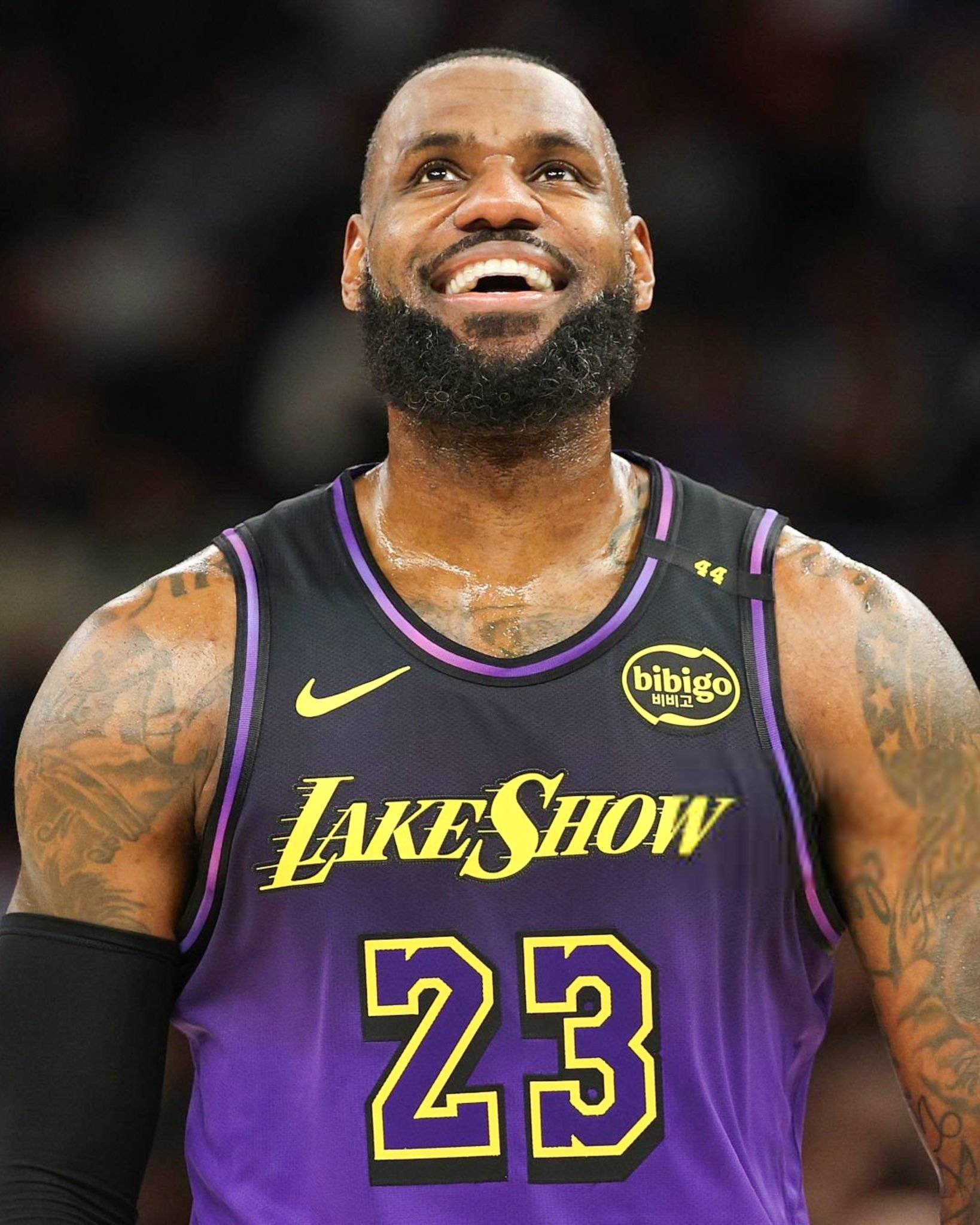 半岛体育在线-关于詹姆斯庆祝35岁生日，携家人度假放松，备战新赛季的信息