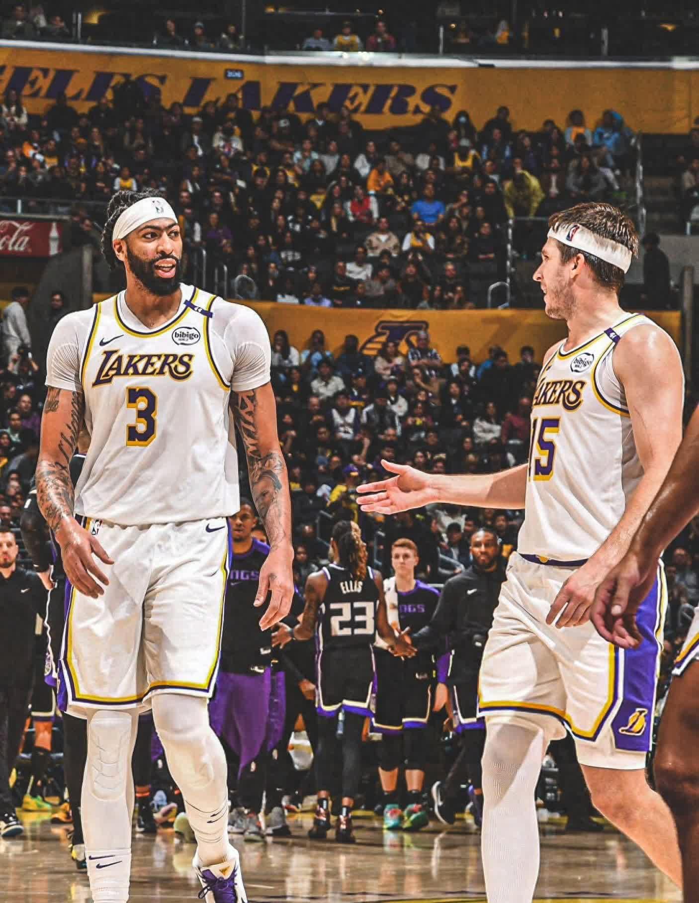 关于詹姆斯庆祝35岁生日,携家人度假放松,备战新赛季的信息 关于詹姆斯庆祝35岁生日,携家人度假放松,备战新赛季的信息