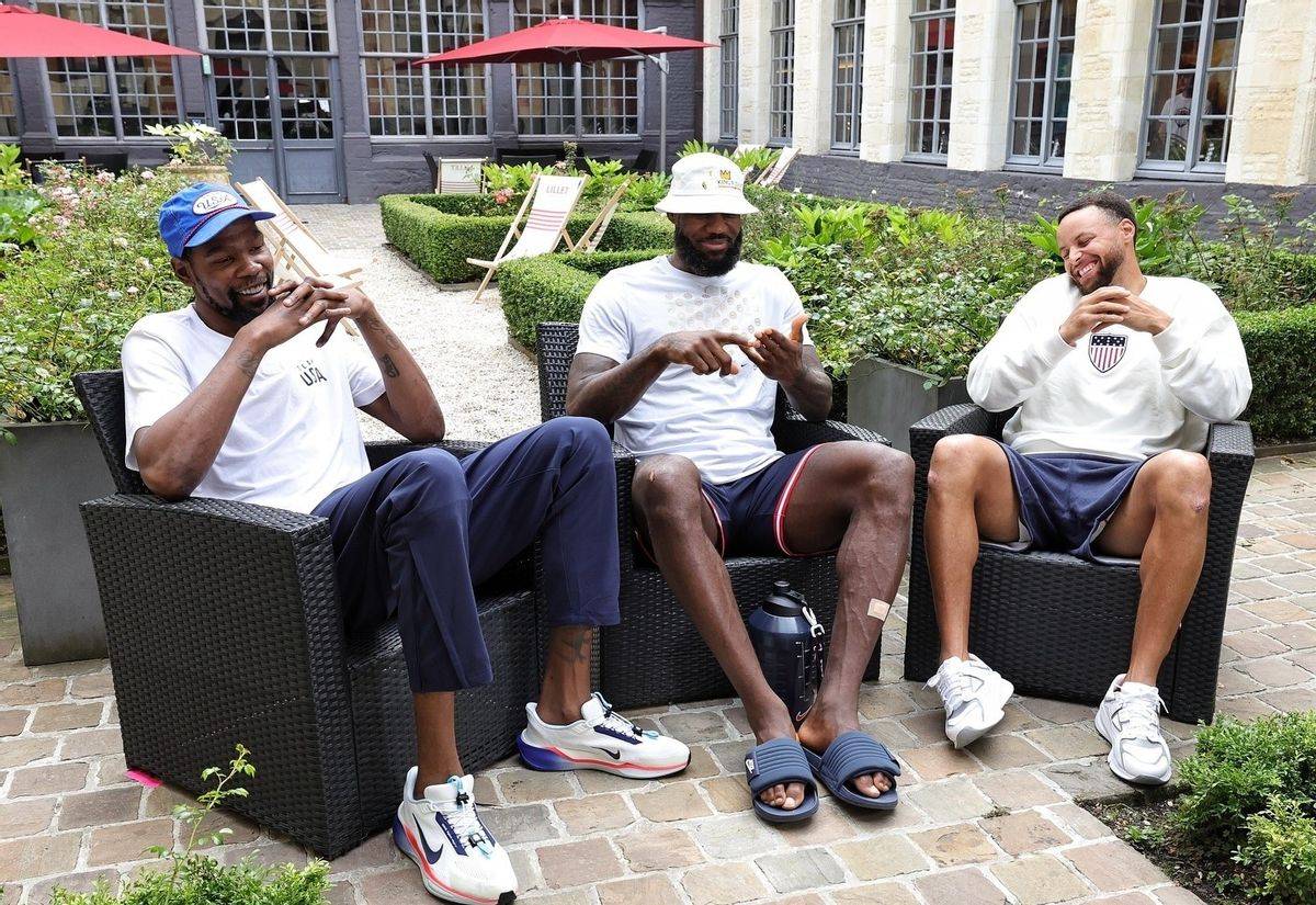 半岛体育视频-勒布朗-詹姆斯在社交媒体上晒出家庭合影,展现温馨一面的简单介绍