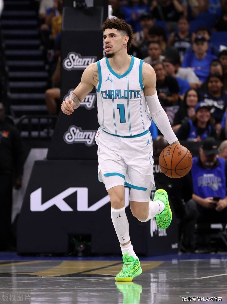 黄蜂队小将迎来复出,表现出色引发球迷狂热 黄蜂队小将迎来复出,表现出色引发球迷狂热