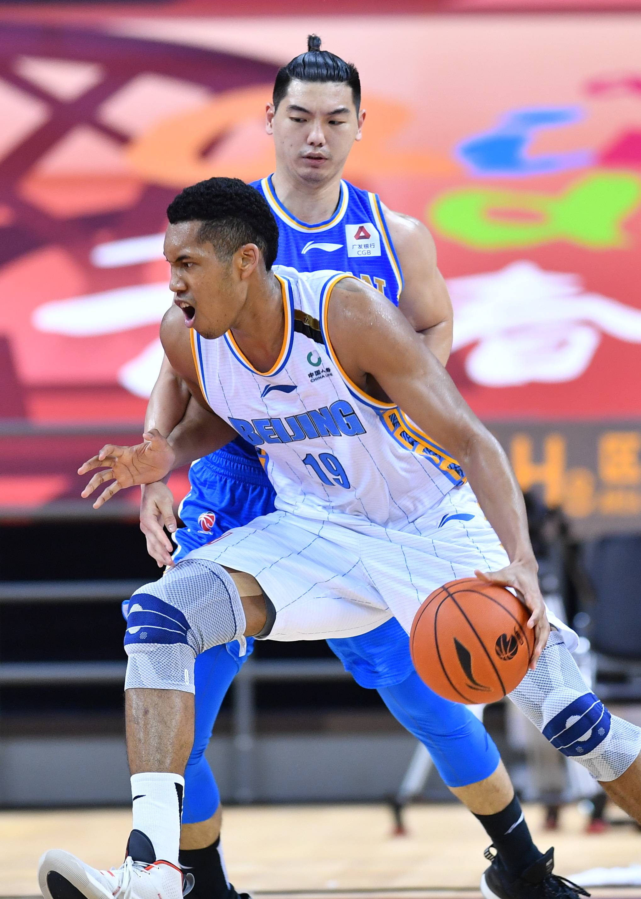 瑞士运动员突破重围，晋级复赛