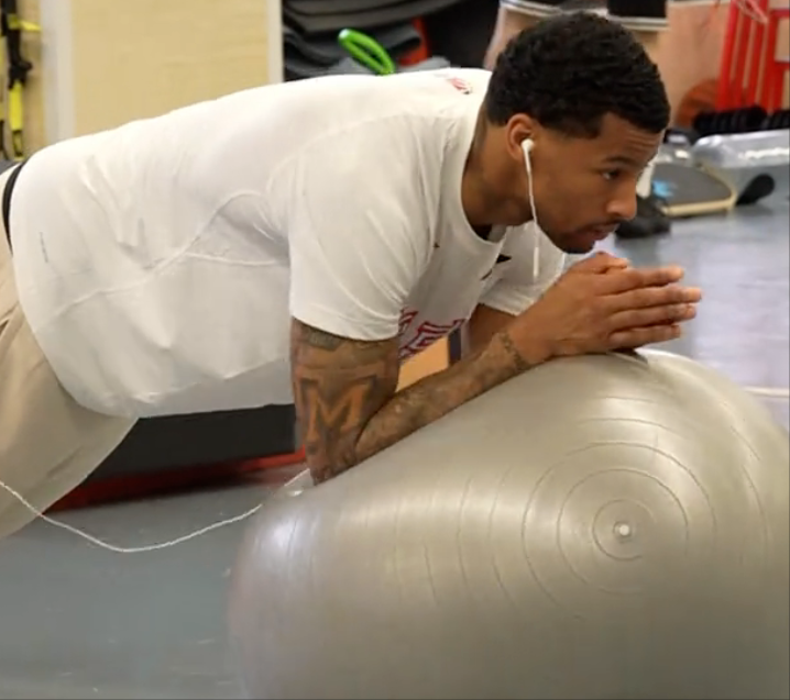 半岛体育链接-广东篮球赛事激烈，引发球迷热情讨论